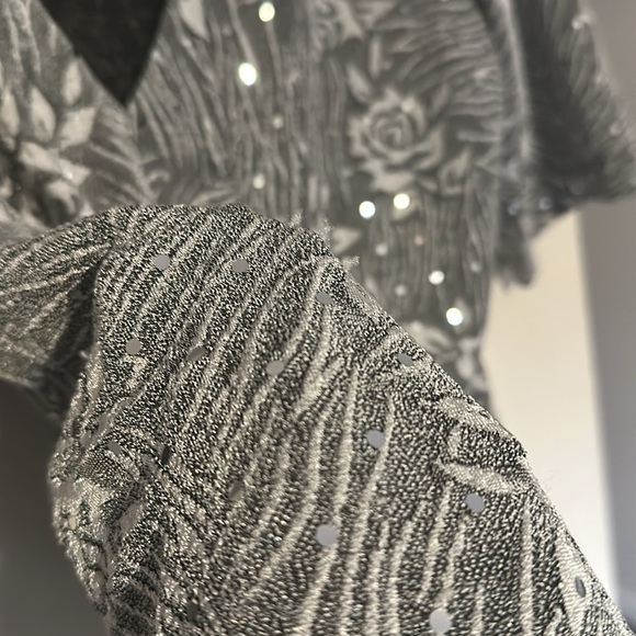 Connected Apparel V Neck Sparkly Floral Top - Picture 9 of 9